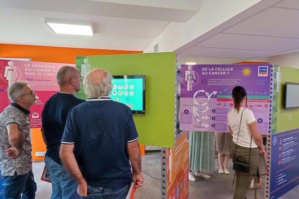 Photo du modulab de la ligue contre le cancer avec des personnes autour